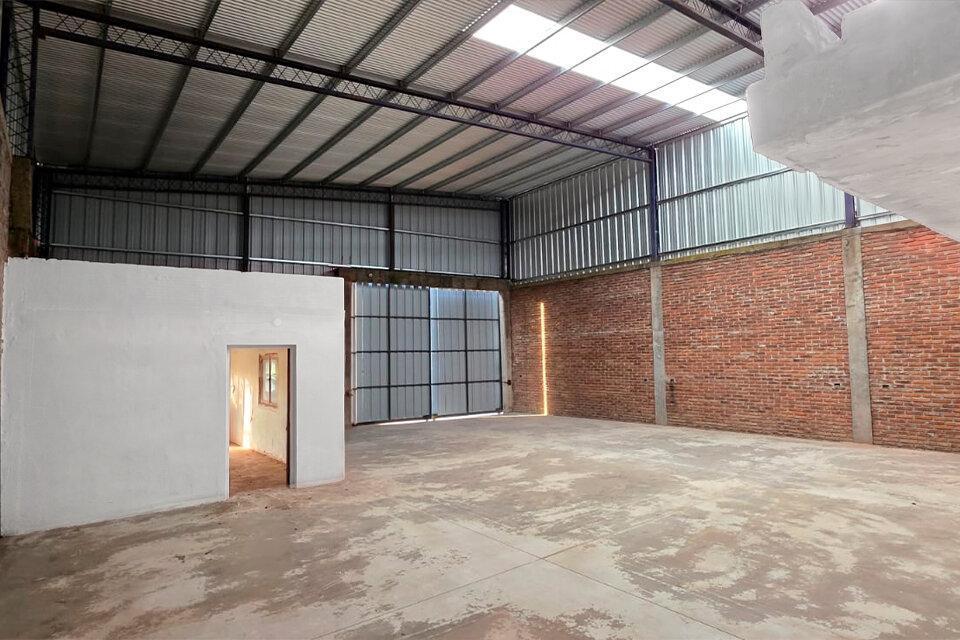 Foto de AMPLIO GALPON CON EXCELENTE VISIBILIDAD EN PUEBLO ESTHER, imagen 3