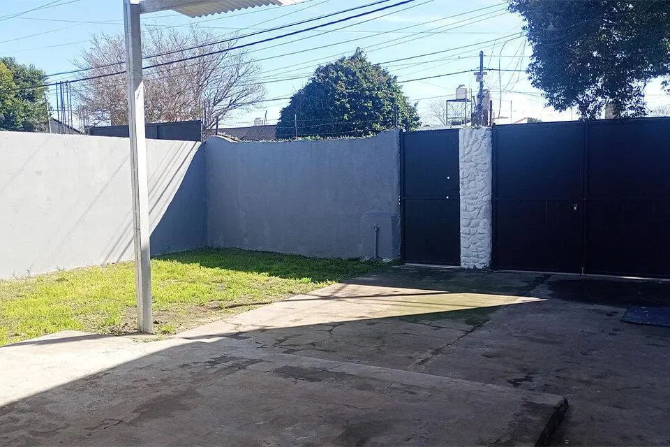 AMPLIA CASA 2 DORMITORIOS CON PATIO Y COCHERA ALVEAR Y COULIN 5