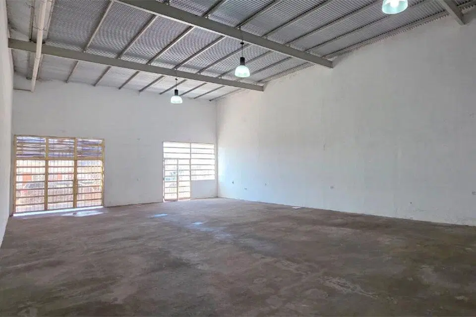 AMPLIO SALÓN COMERCIAL EXCELENTE UBICACION BV. OROÑO Y AV. URIBURU 4
