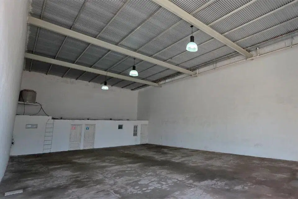 AMPLIO SALÓN COMERCIAL EXCELENTE UBICACION BV. OROÑO Y AV. URIBURU 5