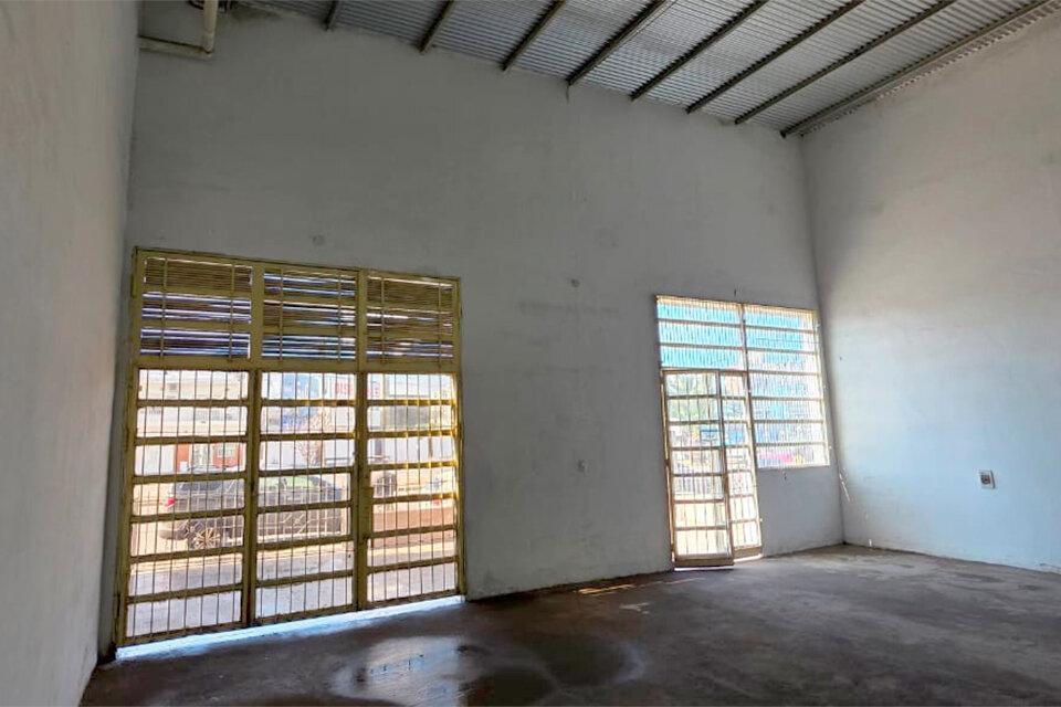 Foto de AMPLIO SALÓN COMERCIAL EXCELENTE UBICACION BV. OROÑO Y AV. URIBURU, imagen 3