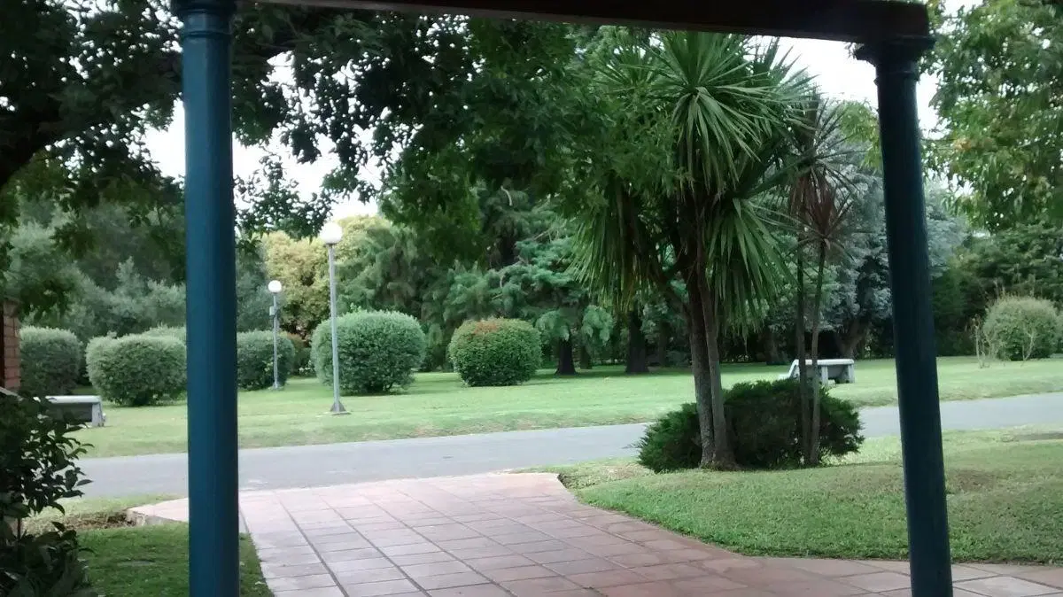 ALQUILER – CASA DE 5 AMBIENTES CON JARDÍN Y PILETA EN COUNTRY BANCO PROVINCIA 1