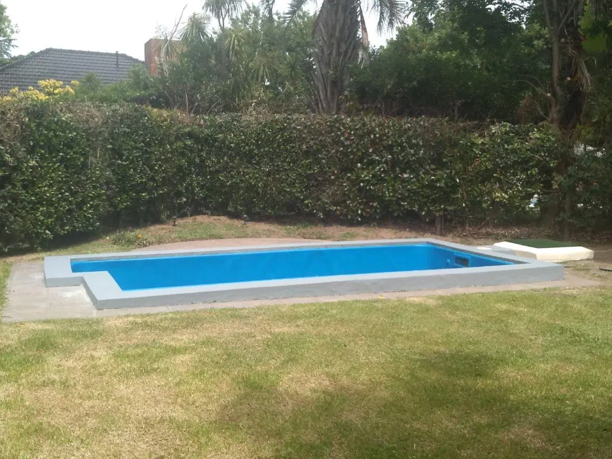 ALQUILER – CASA DE 5 AMBIENTES CON JARDÍN Y PILETA EN COUNTRY BANCO PROVINCIA 8