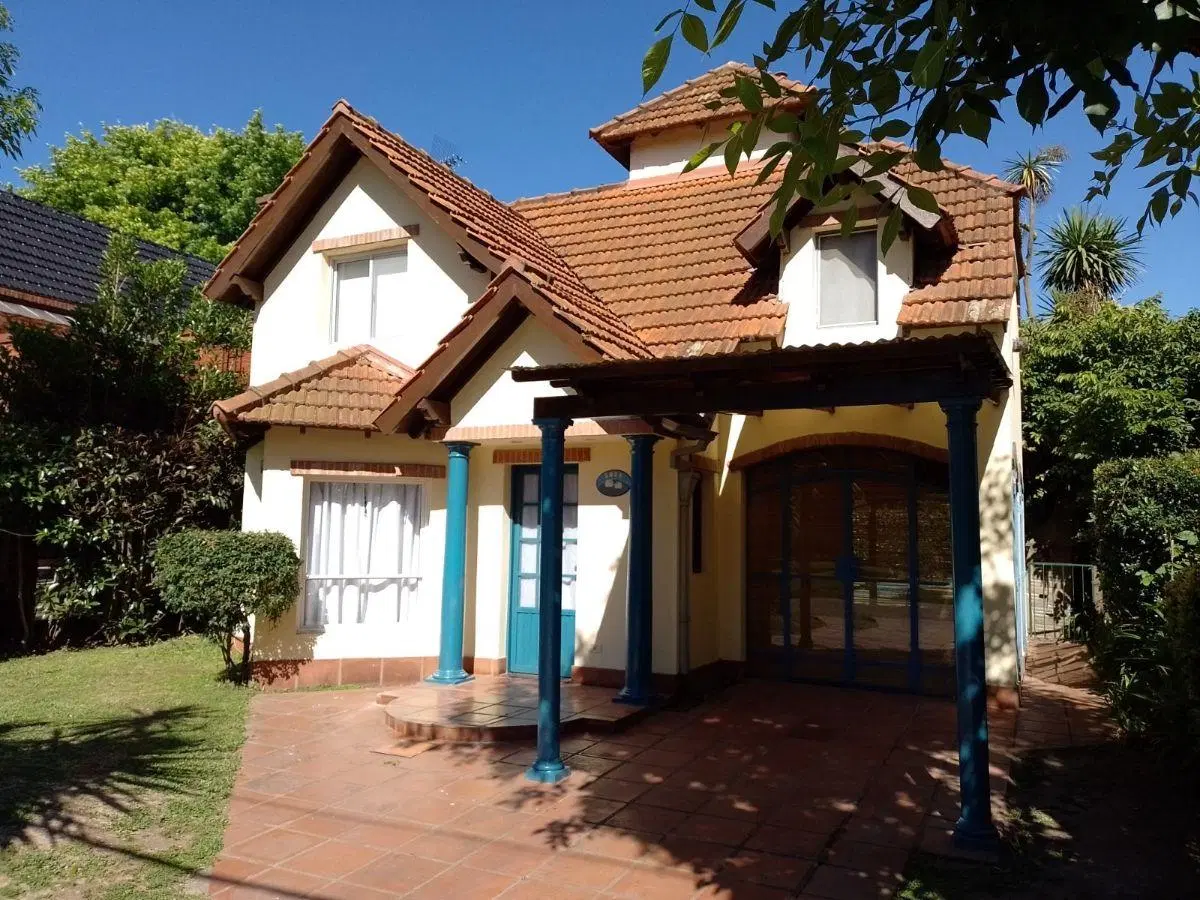 ALQUILER – CASA DE 5 AMBIENTES CON JARDÍN Y PILETA EN COUNTRY BANCO PROVINCIA 2