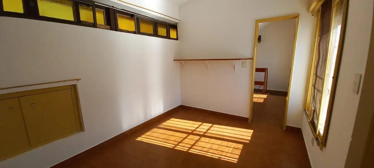 Foto de CASA 5 AMBIENTES CON GRAN PARQUE Y QUINCHO EN MORÓN, imagen 2