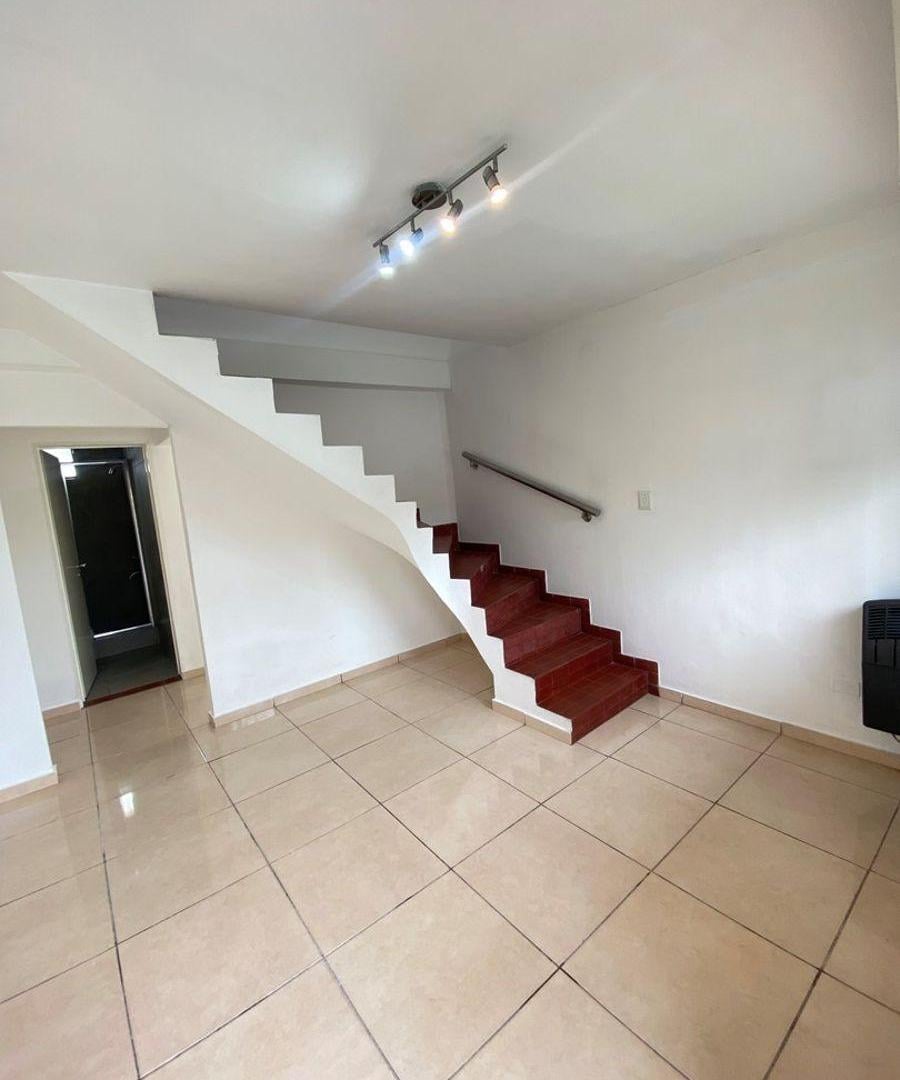 Foto de DÚPLEX EN ALQUILER DE 2 AMBIENTES CON PATIO, BALCÓN Y COCHERA, imagen 4