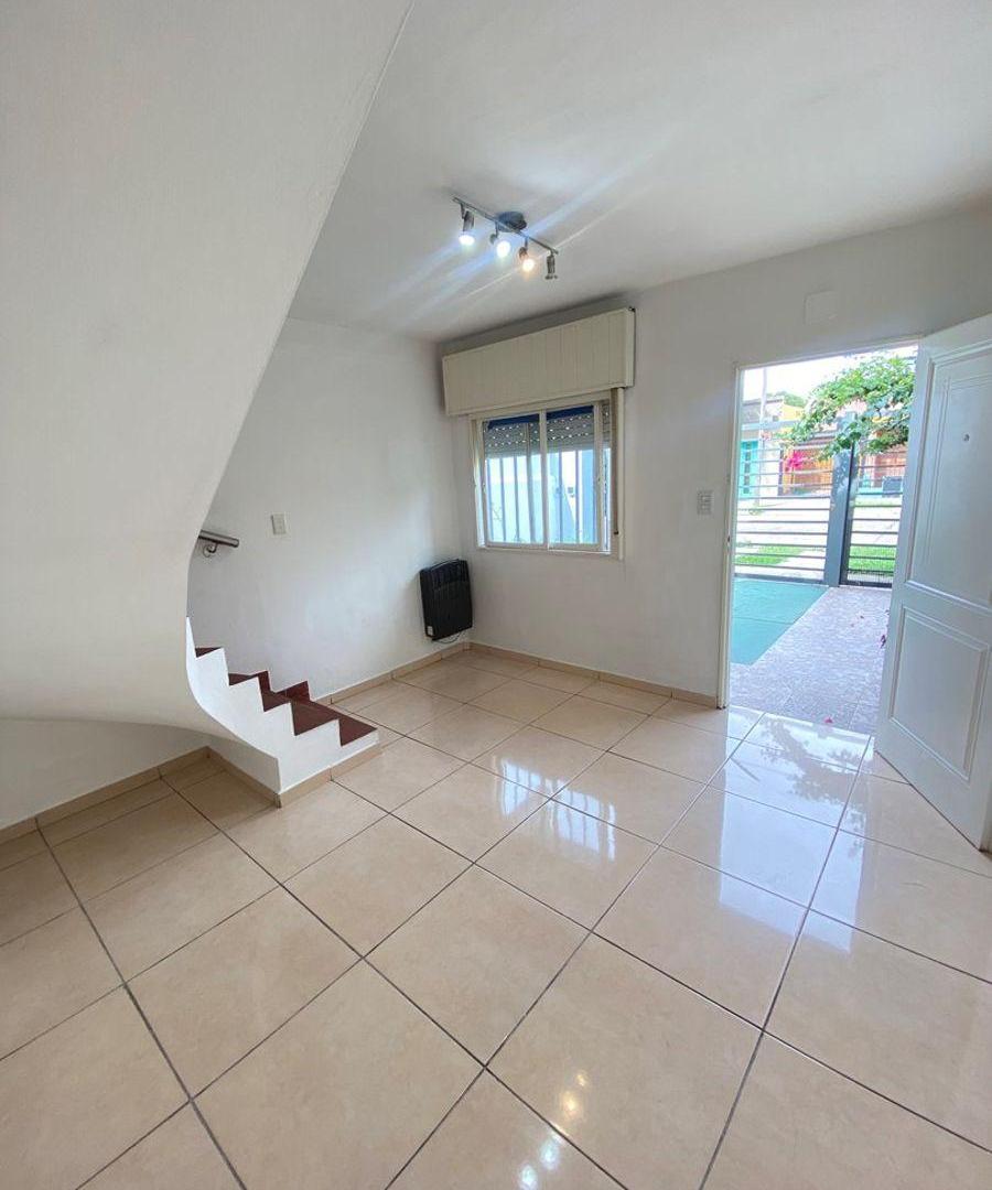 Foto de DÚPLEX EN ALQUILER DE 2 AMBIENTES CON PATIO, BALCÓN Y COCHERA, imagen 1