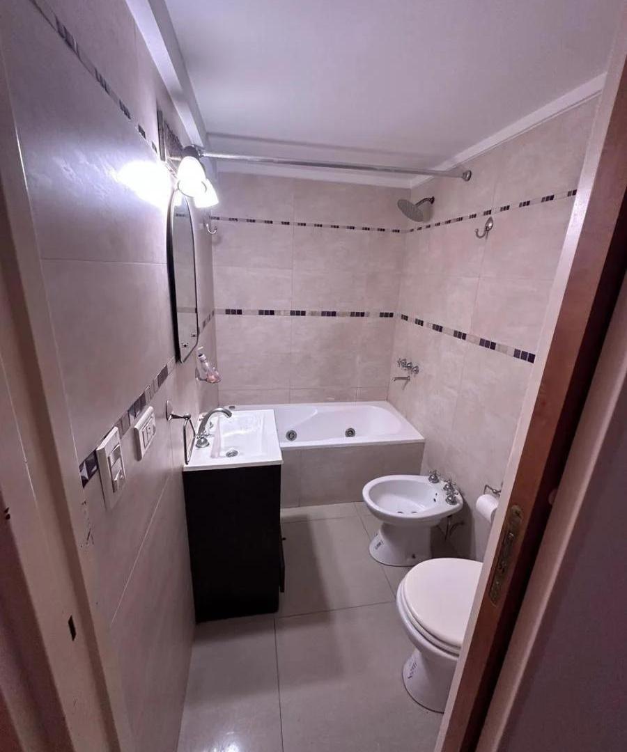 Foto de ALQUILER DEPTO. SEMIPISO DE 2 AMBIENTES EN 1° PISO CON BALCÓN Y COCHERA, imagen 5