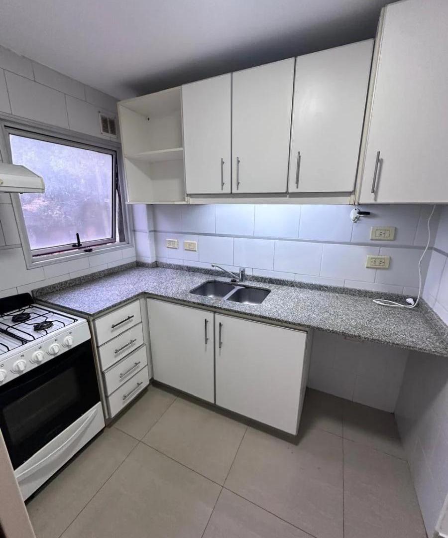 Foto de ALQUILER DEPTO. SEMIPISO DE 2 AMBIENTES EN 1° PISO CON BALCÓN Y COCHERA, imagen 2