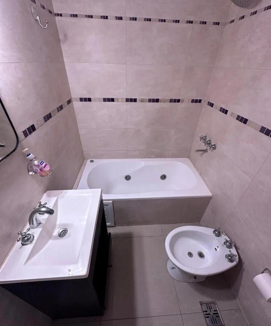 Foto de ALQUILER DEPTO. SEMIPISO DE 2 AMBIENTES EN 1° PISO CON BALCÓN Y COCHERA, imagen 4