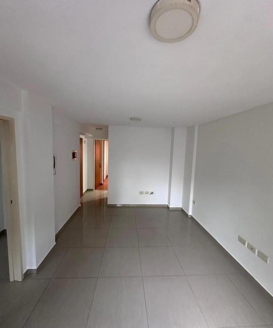 Foto de ALQUILER DEPTO. SEMIPISO DE 2 AMBIENTES EN 1° PISO CON BALCÓN Y COCHERA, imagen 3