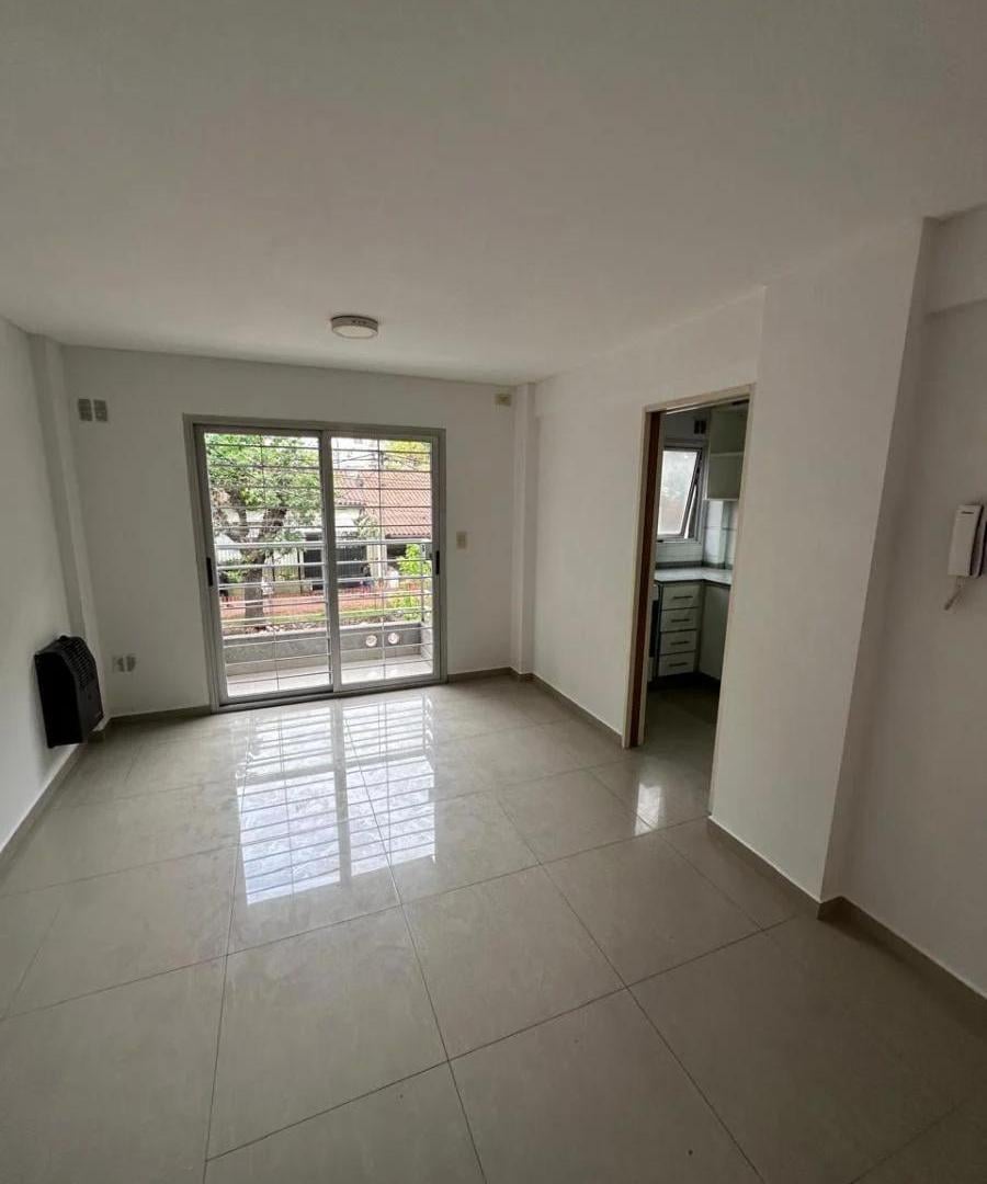 Foto de ALQUILER DEPTO. SEMIPISO DE 2 AMBIENTES EN 1° PISO CON BALCÓN Y COCHERA, imagen 1