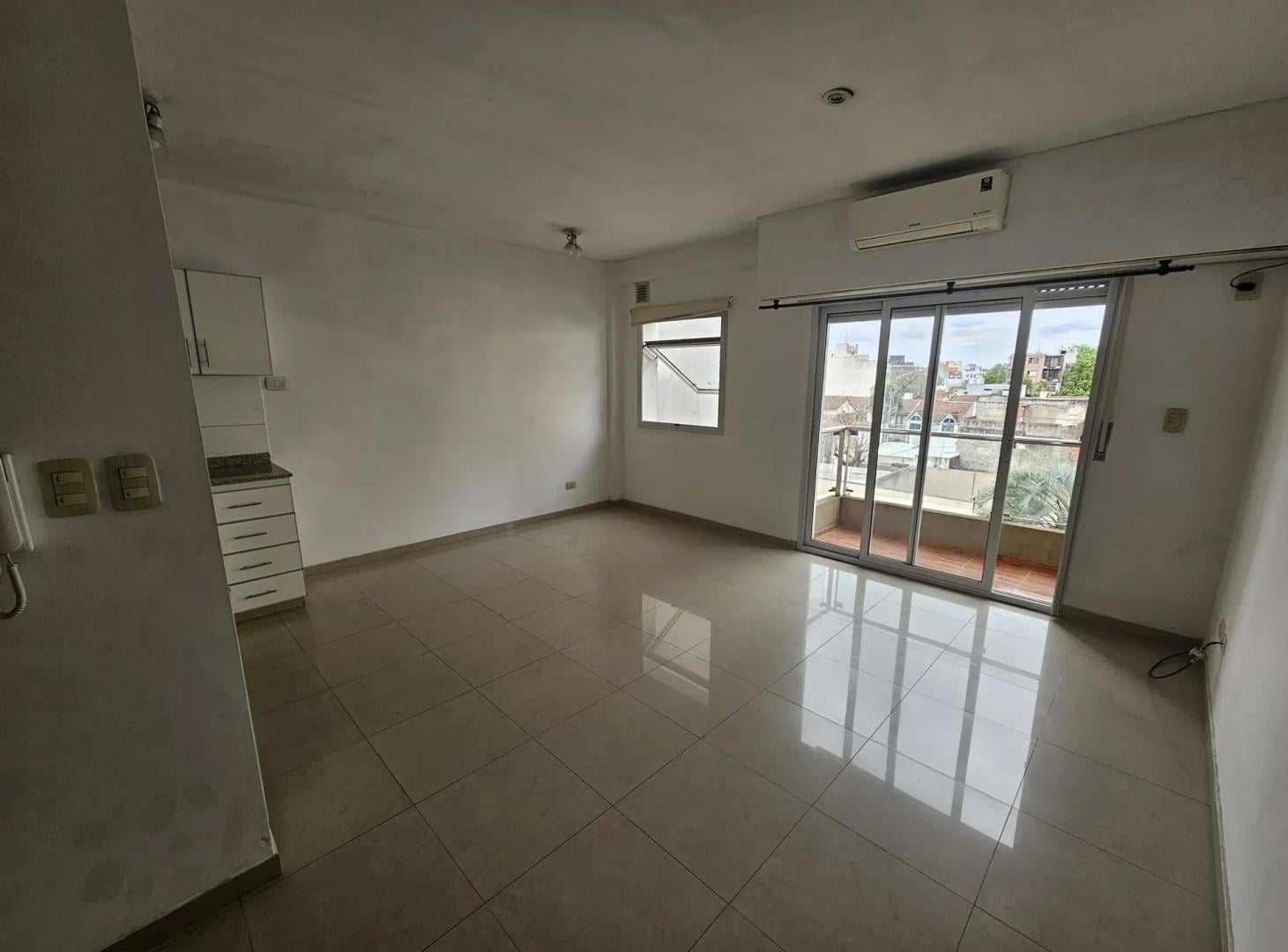 Foto de DEPARTAMENTO 2 AMBIENTES EN CONTRAFRENTE - ALQUILER MORÓN SUR, imagen 1