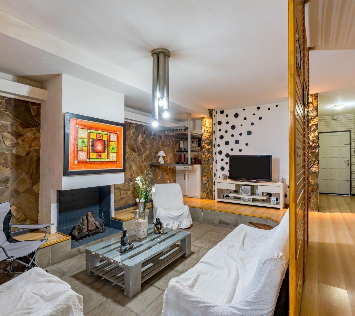 Casa 2 dormitorios con cochera - Venta o Permuta