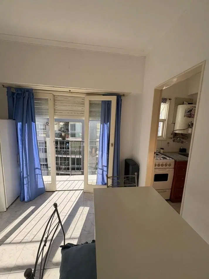 Ambiente al frente con balcon, zona Plaza Mitre 1