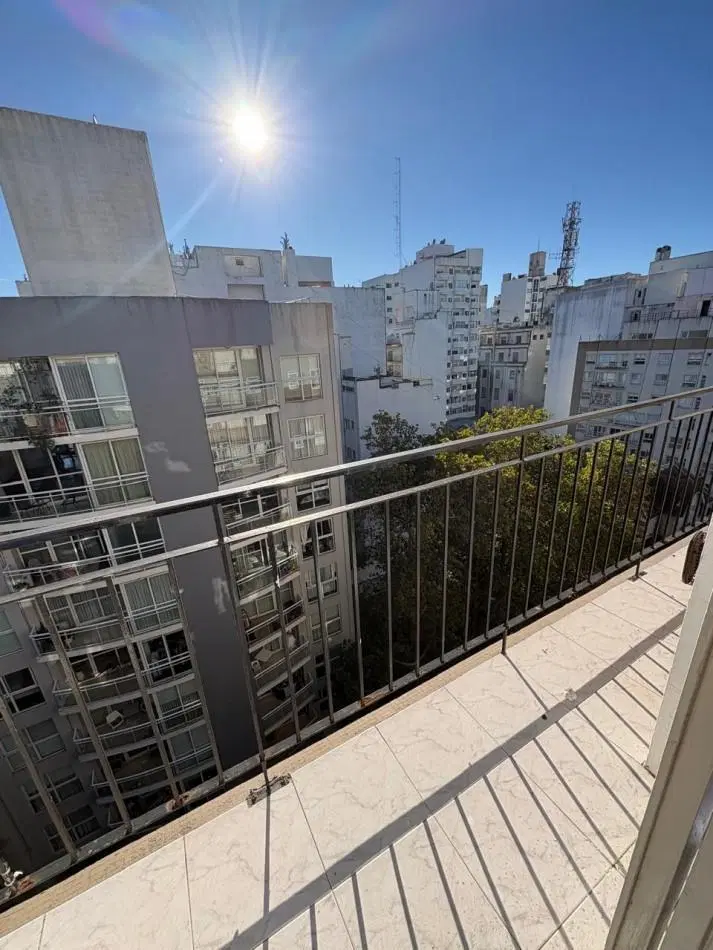 Ambiente al frente con balcon, zona Plaza Mitre 2