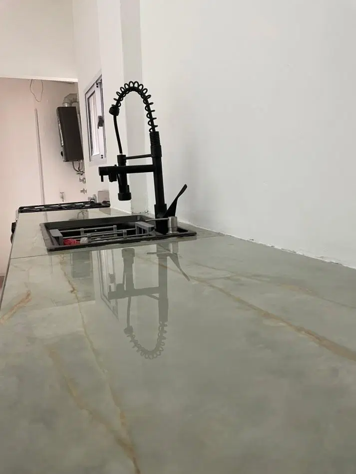 3 ambientes con 2 patios, reciclado, zona Plaza Mitre 8
