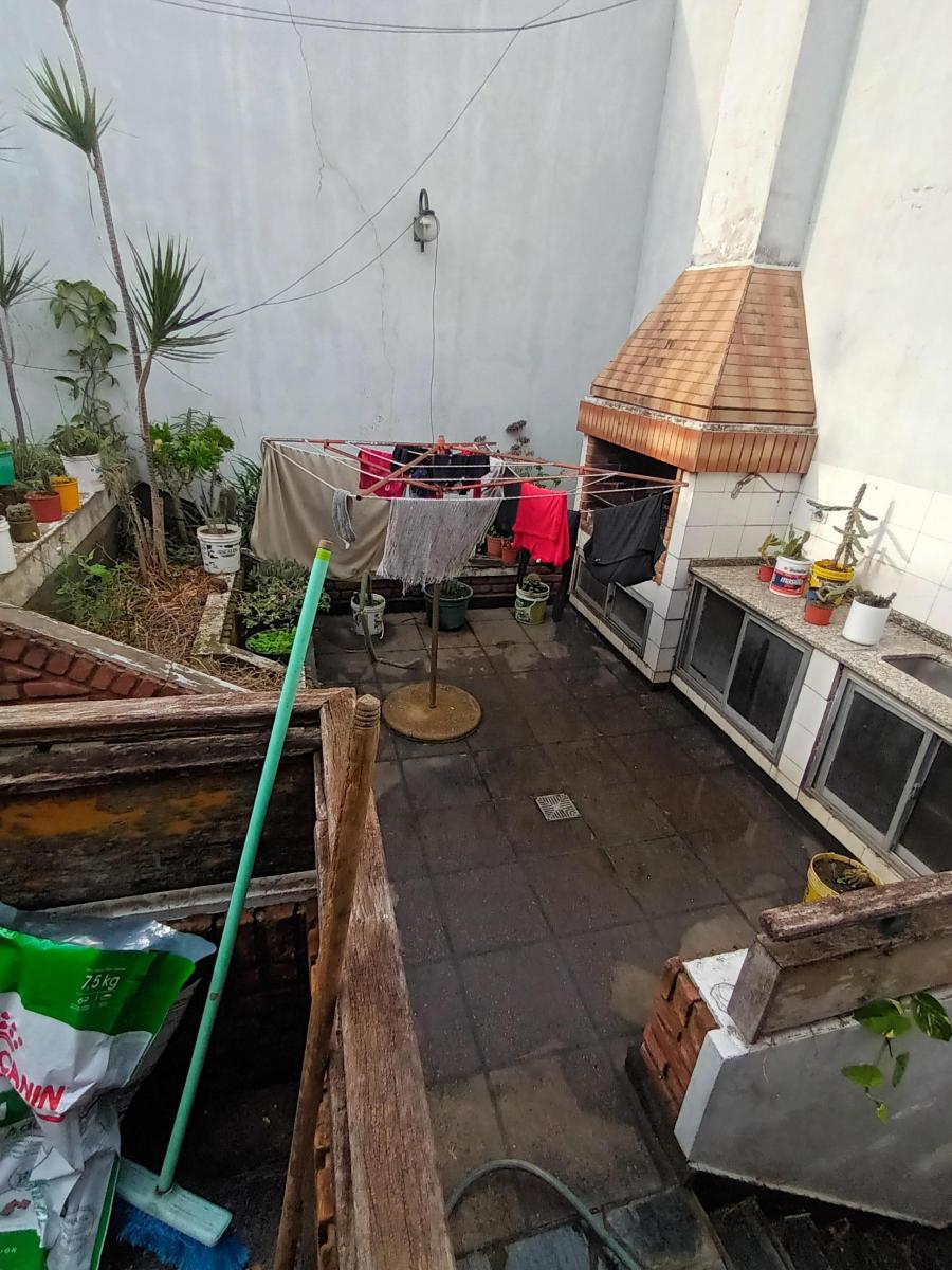 Excelente Chalet 6 Amb. Garage Dependencia de Servicio y Fondo con Parrilla 5