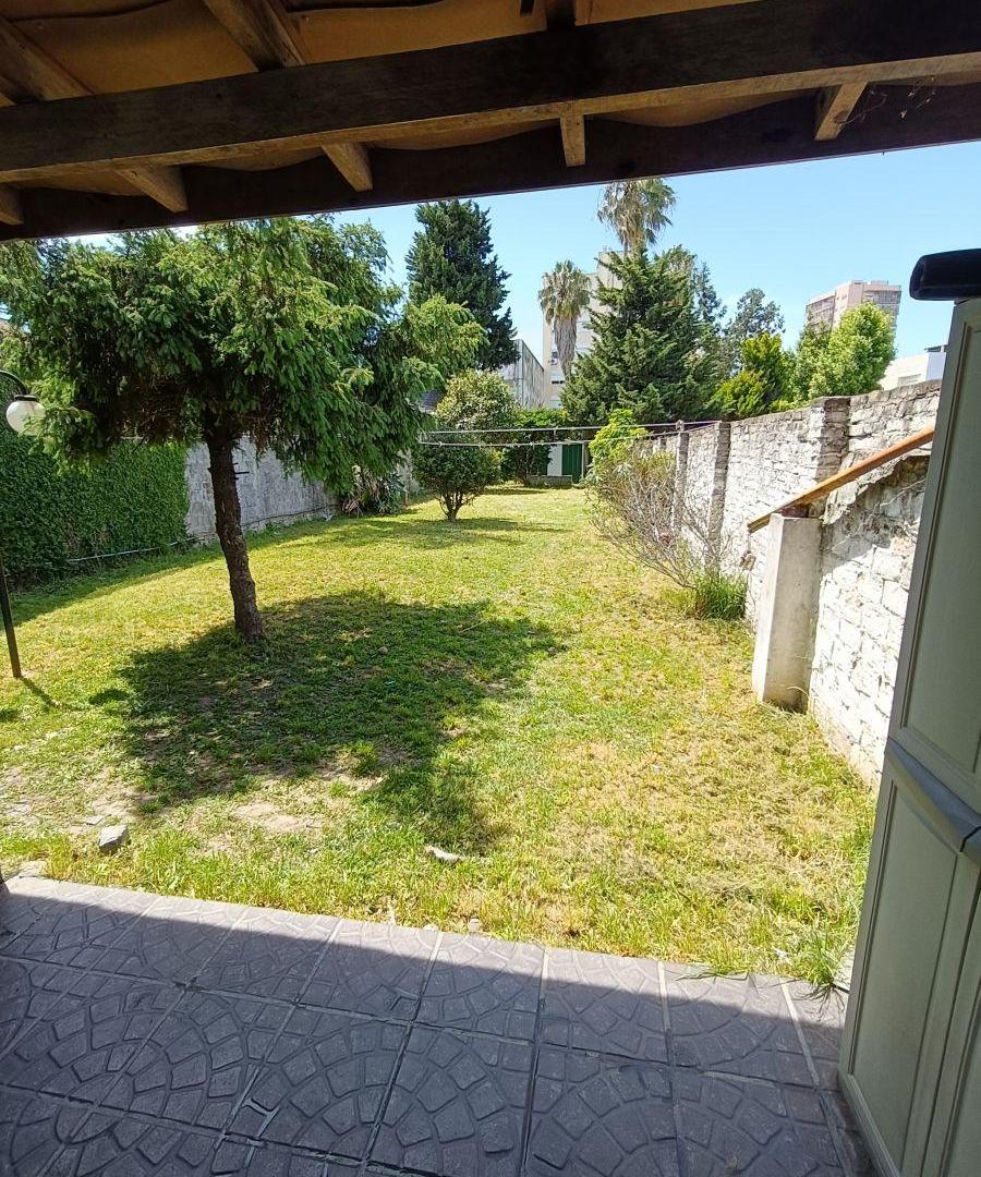 Excelente casa 3 - 4 amb sobre lote propio de 8 x 57