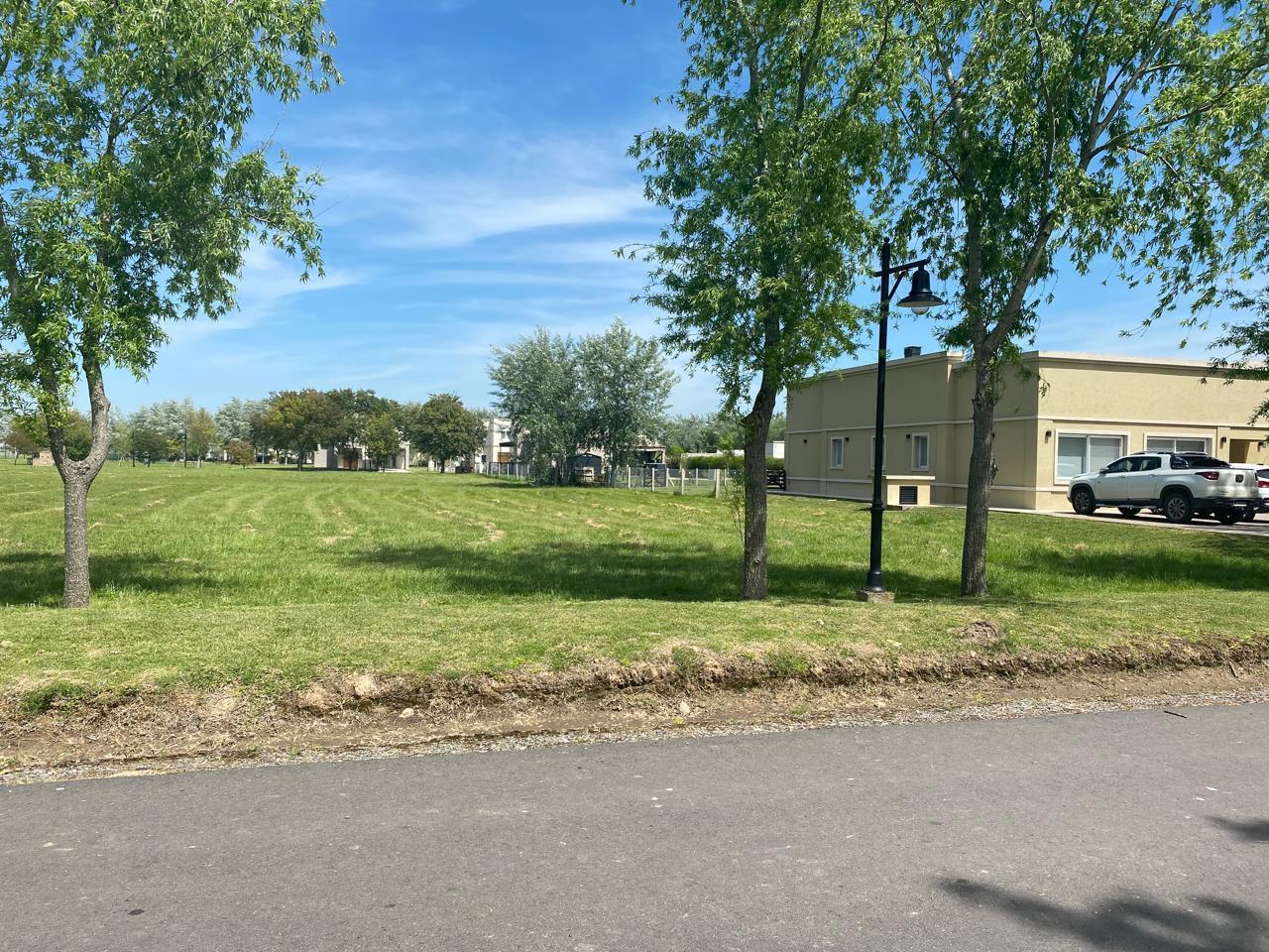 Venta Lote 2000 m2 Barrio Haras del Sur III Los Robles La Plata