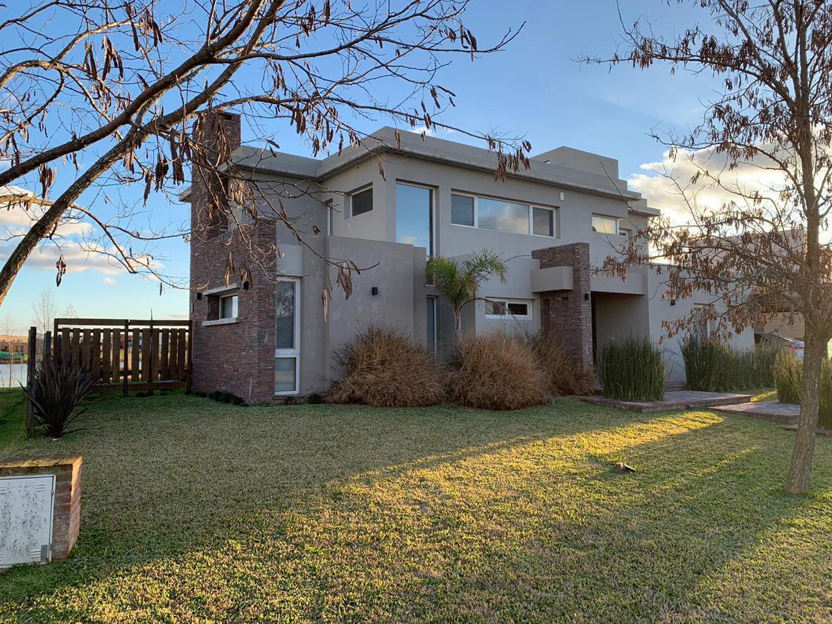 Venta Casa 8 amb a La Laguna barrio El Cantón Norte Escobar