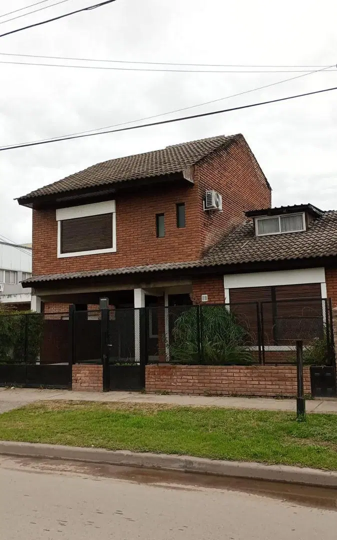 Venta Casa con Altillo en Ing Machwitz Escobar sobre Calle Lambaré 1