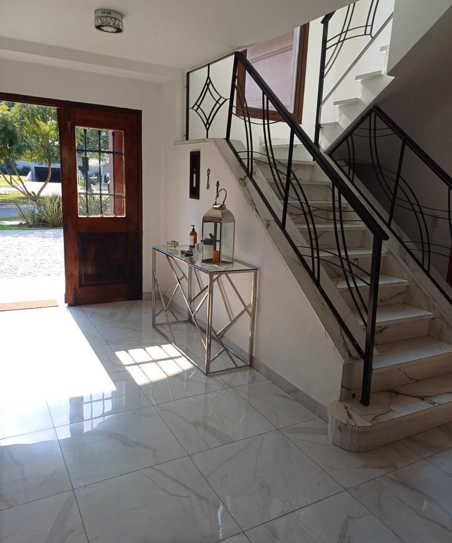 Foto de Venta Casa 7 Amb a La Laguna en Barrio Nuevo Quilmes, imagen 2