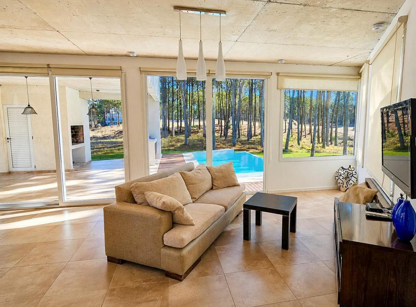 Foto de Venta Casa 5 Amb a 250mts de la Playa en Barrio VillaRobles Costa, imagen 2