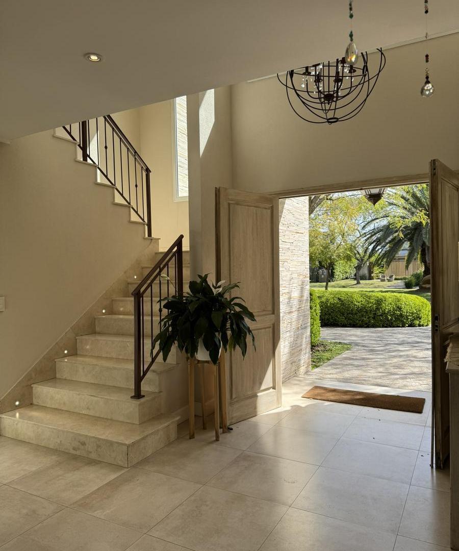 Foto de Venta casa en EXCLUSIVA a la laguna 8 amb. barrio San Isidro Labrador, imagen 1