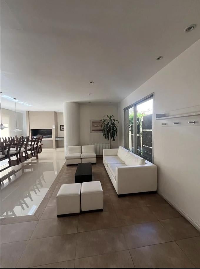 Foto de Alquiler Anual Departamento 3 Amb con Balcón sobre Av Libertador Olivos, imagen 3
