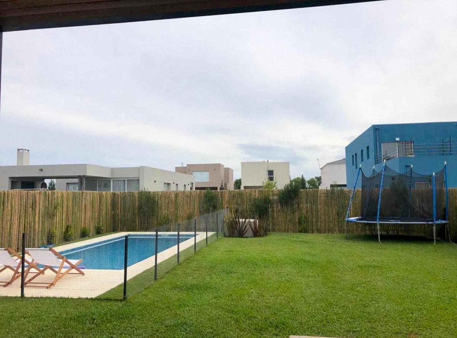 Foto de Venta Casa 5 amb. 450 M2 barrio Vila Marina I Villanueva, imagen 1