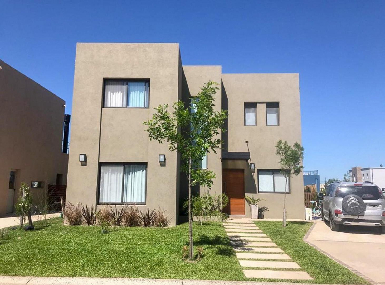 Foto de Venta Casa 5 amb. 450 M2 barrio Vila Marina I Villanueva, imagen 2