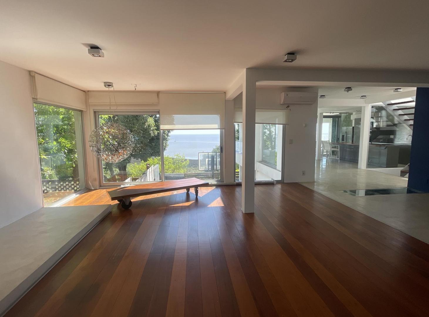 Foto de Moderna casa de 3 dormitorios en venta y alquiler sobre Rambla, imagen 3
