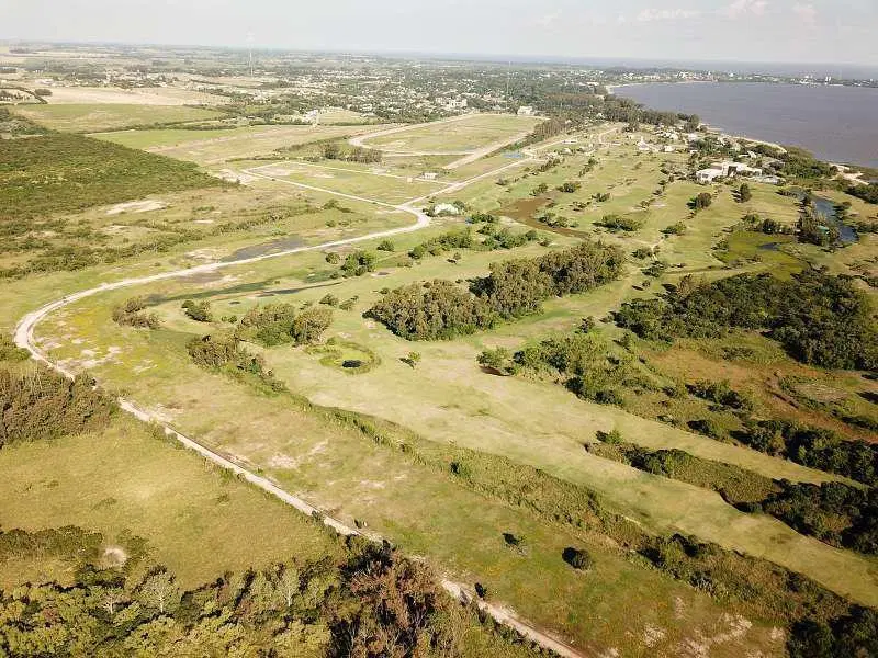 Terreno en Colonia, barrio cerrado, Playa y Golf 2