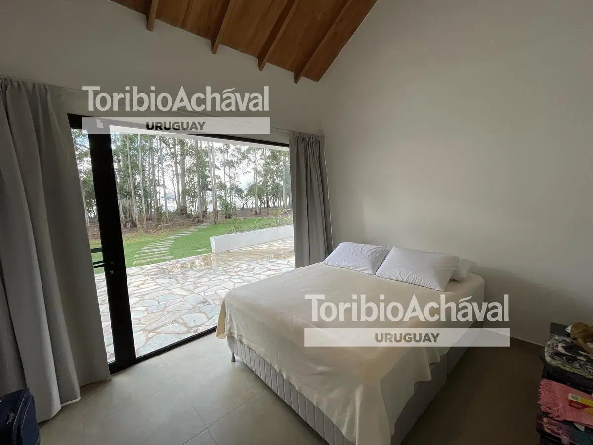 Destacada casa sobre la costa en Balneario El Ensueño 4