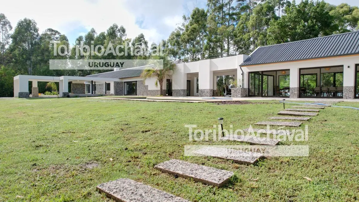 Destacada casa sobre la costa en Balneario El Ensueño 5
