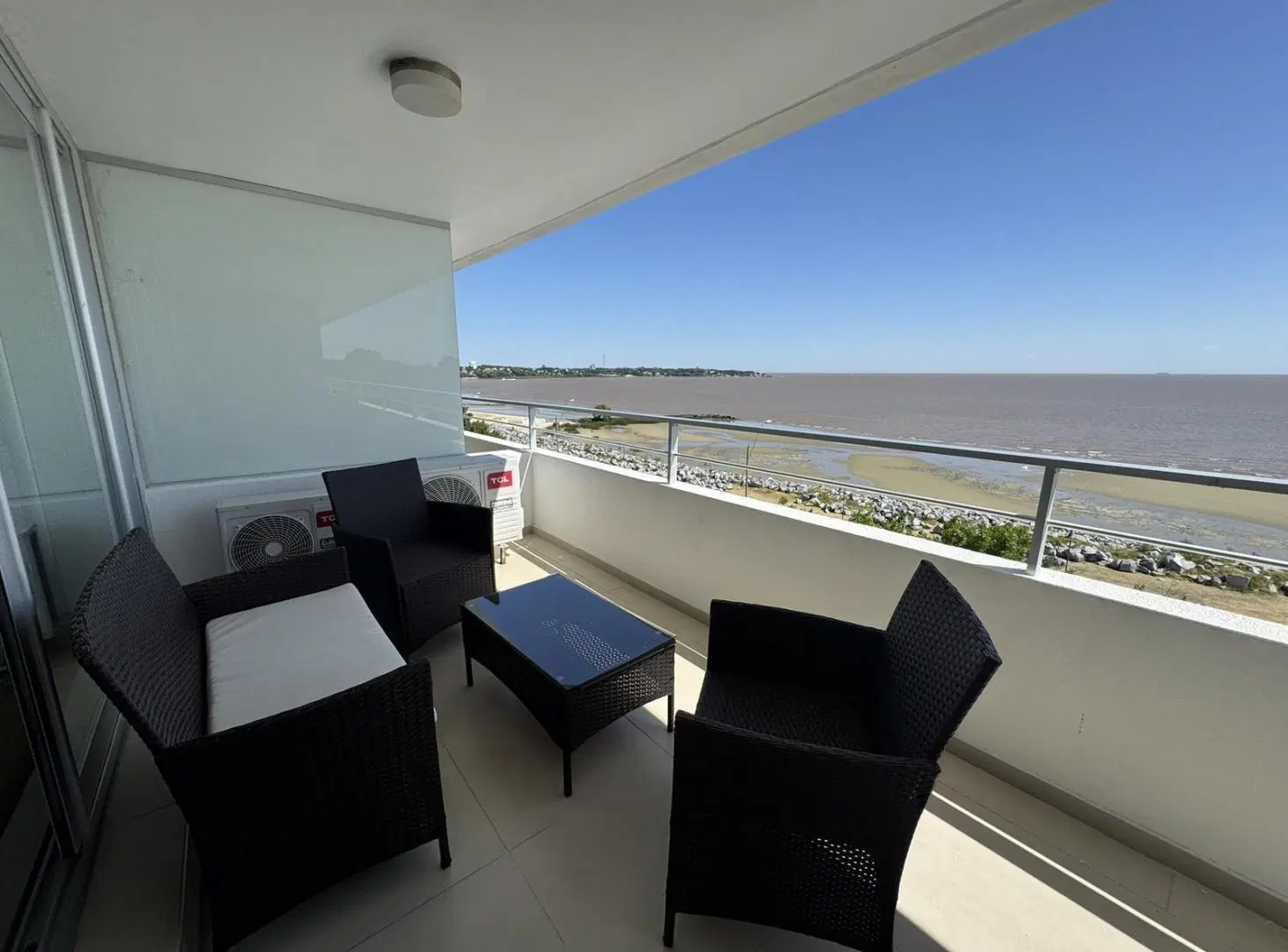 Apartamento en Venta Frente al Río en Colonia | Terraza con Parrilla y Cochera 5
