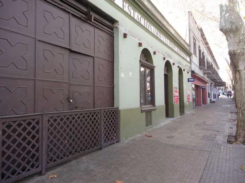 Excepcional Local Comercial de grandes dimensiones sobre Gral Flores(Barrio Historico) 2