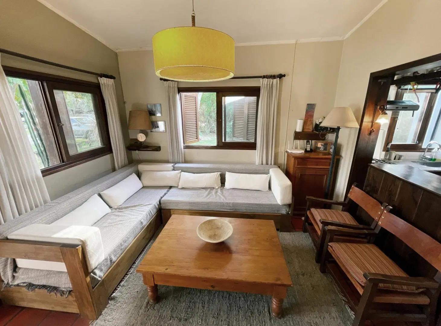 Hermosa propiedad con 2 casas, amplio jardín con piscina 1