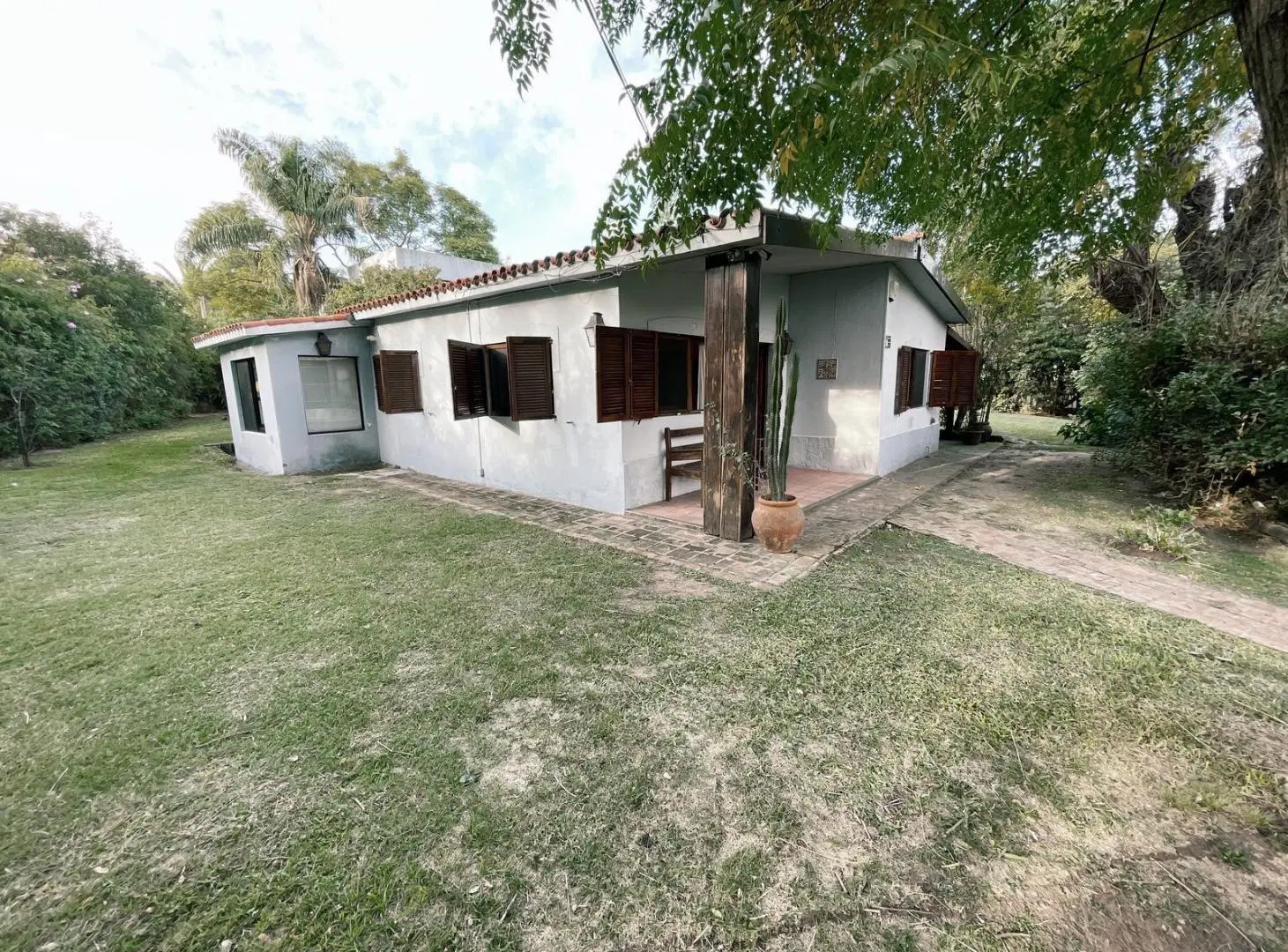 Hermosa propiedad con 2 casas, amplio jardín con piscina 4