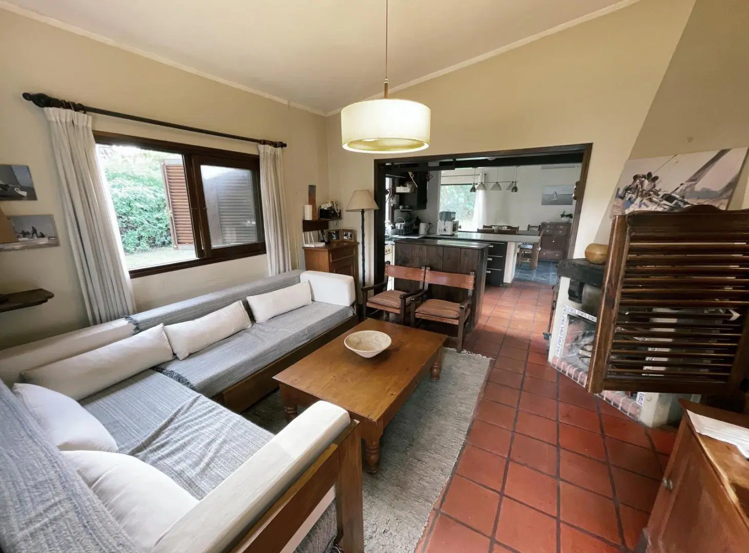 Hermosa propiedad con 2 casas, amplio jardín con piscina 3