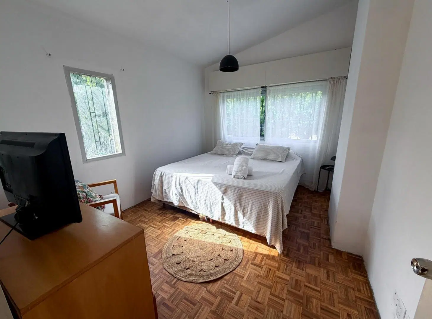 Casa 2 dormitorios con vista al río y jardín a pasos de la rambla 4