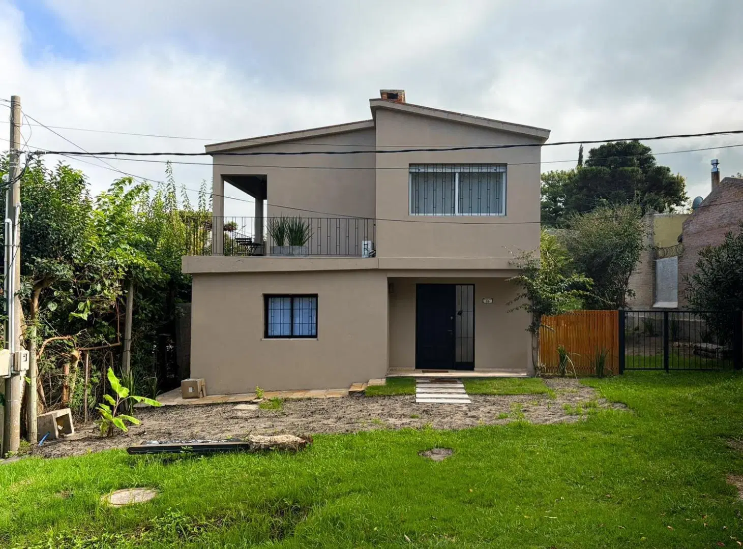 Casa 2 dormitorios con vista al río y jardín a pasos de la rambla 5