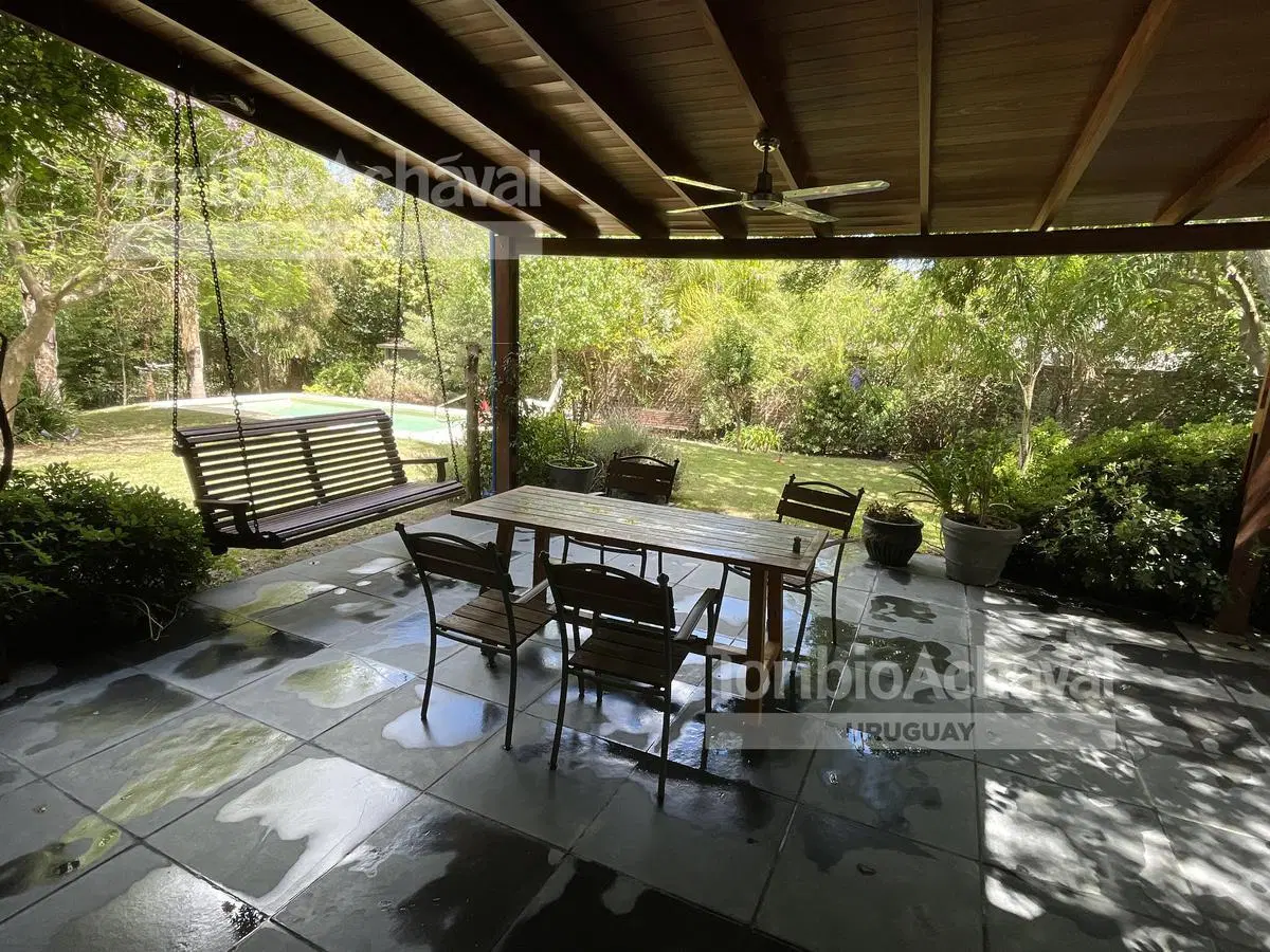 Magnífica propiedad con gran jardín y piscina, a metros de Rambla Costanera 1
