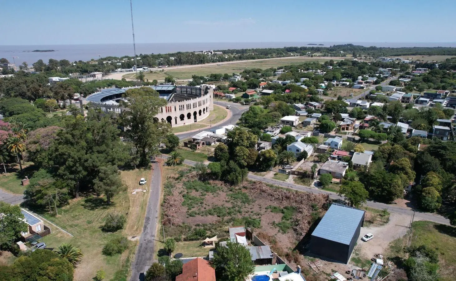 Interesante terreno en venta con 2 frentes a metros de la Plaza de Toros 5