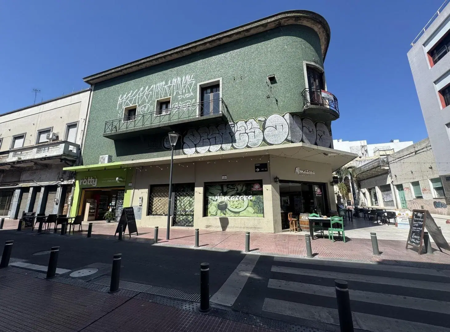 Edificio en block sobre peatonal Sarandi- Ya con renta 4