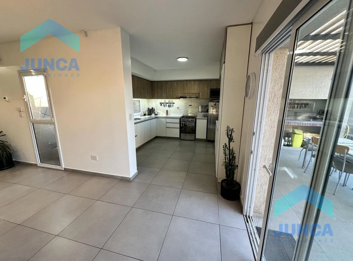 Casa moderna/nueva   PISCINA | B° Salud Pública 5