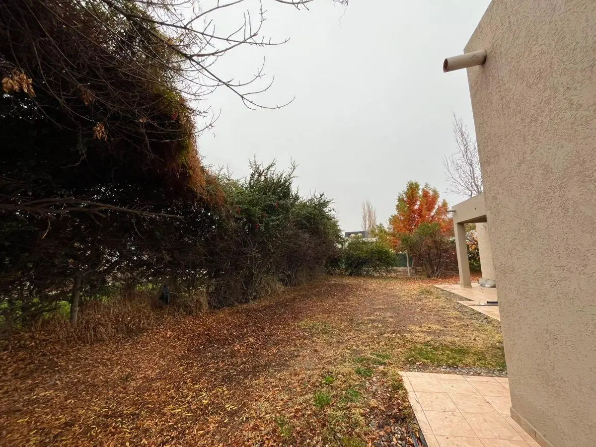 Excelente Casa de 6 Amb. en Venta en B° La Zagala Neuquén 3