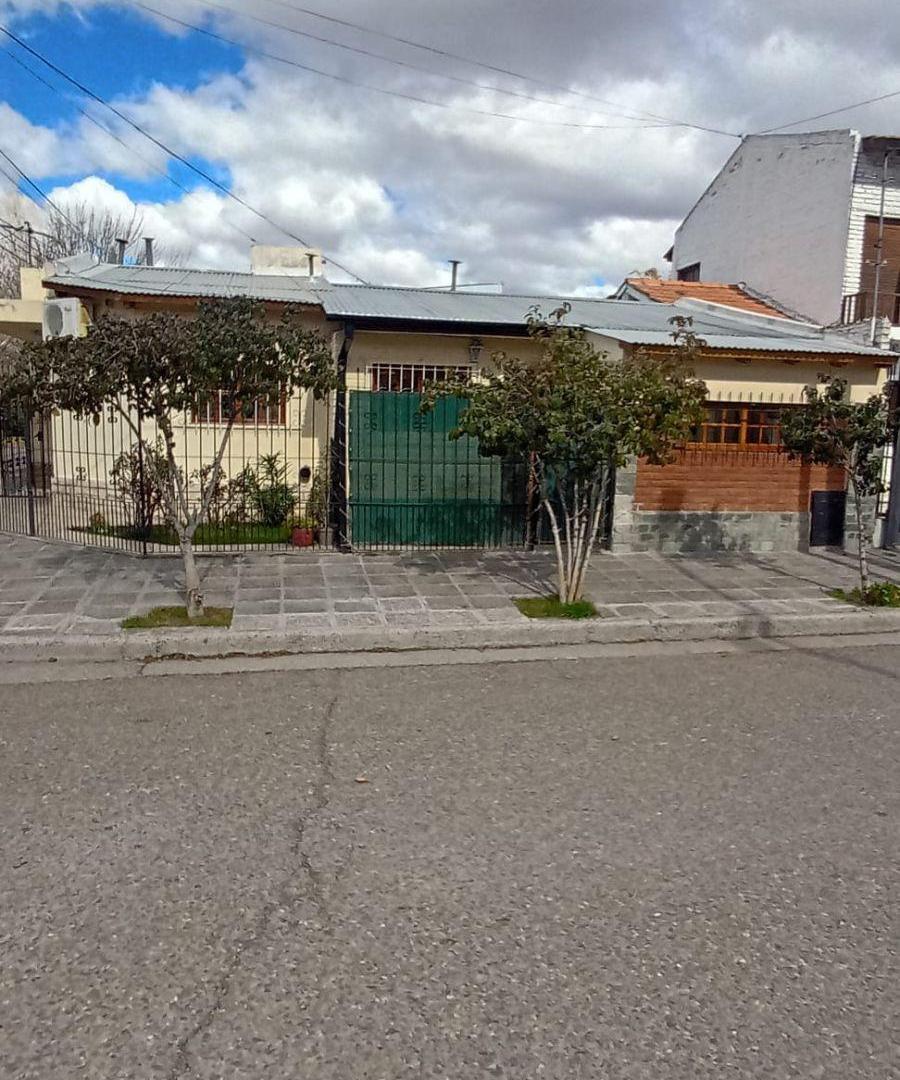 Foto de Hermoso PH en esquina c/ cochera y c/Dpto de 2 amb c/patio!, imagen 1