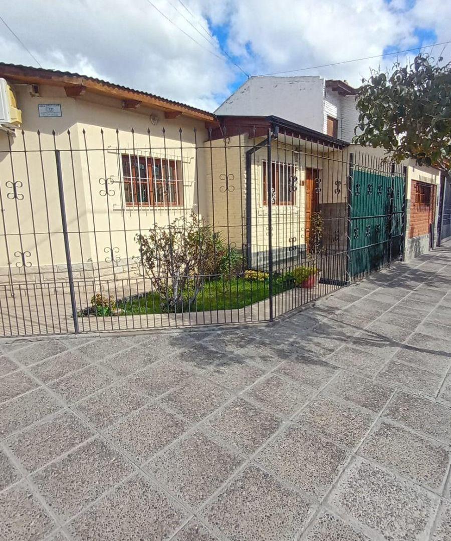 Foto de Hermoso PH en esquina c/ cochera y c/Dpto de 2 amb c/patio!, imagen 2